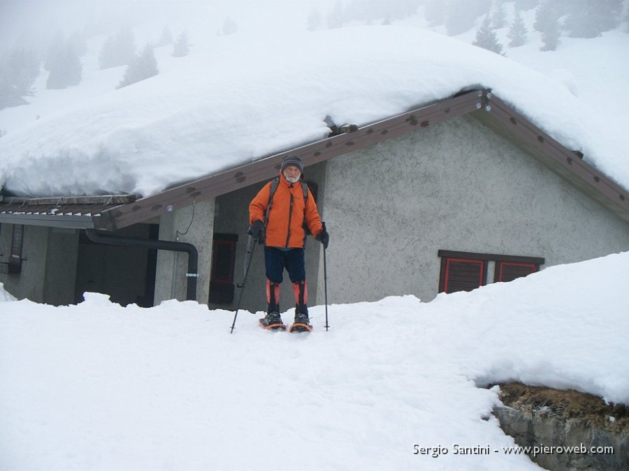 15 Dario alla Baita Cassinelli nella nebbia.JPG